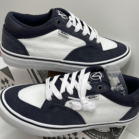 Vans Men’s Rowan
Dark Navy/White
VN0A5JICCZP
Sneakers - Picture 10 of 16